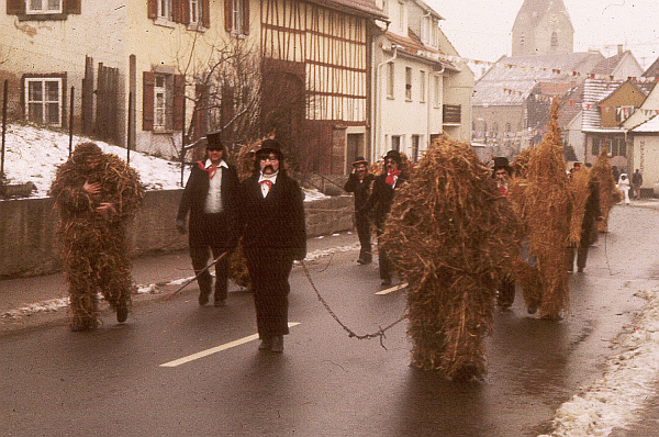 1976 Erste Teilnahme Strohb&auml;rengruppe am Fastnachtsumzug